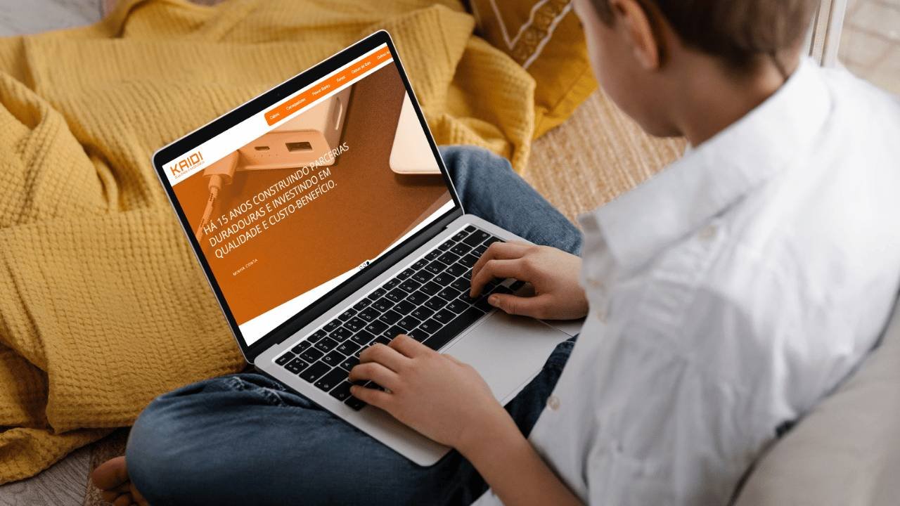 Pessoa buscando na internet para saber se o Carregador Kaidi é bom