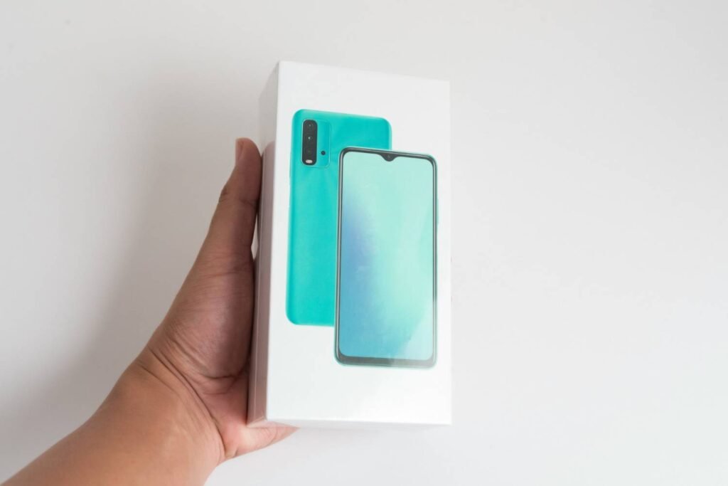 Pessoa segurando um smartphone enquanto aprende como carregar celular novo pela primeira vez e cuidar da bateria