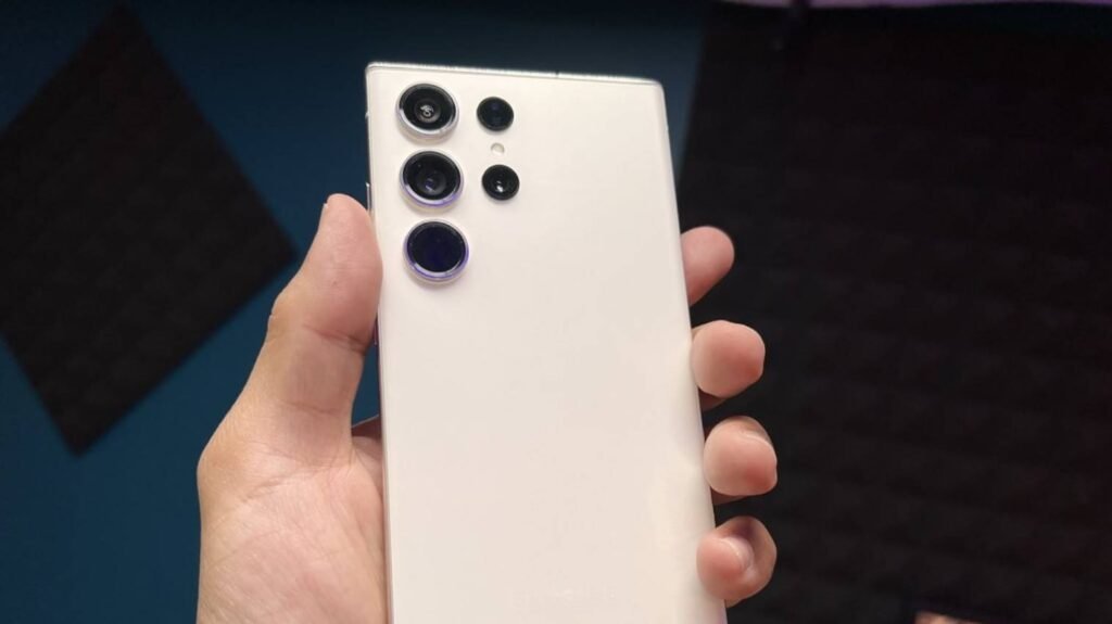 Melhor Carregador Samsung Galaxy S23: Celular Samsung Galaxy S23 na mão de uma pessoa