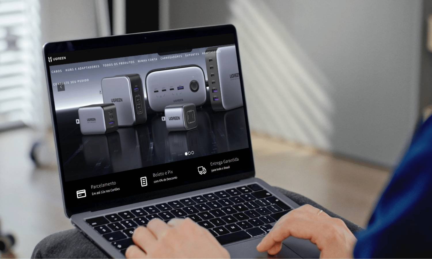 Carregador Ugreen é Bom? Computador com site da Ugreen Brasil na tela.