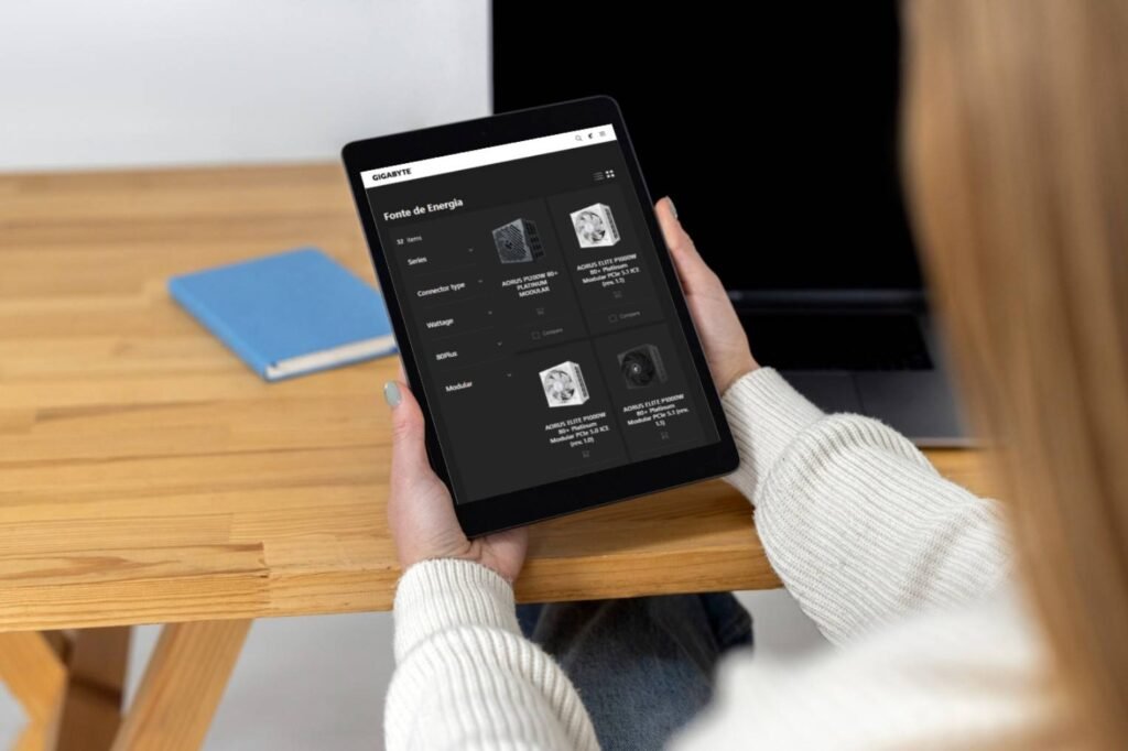 Fonte Gigabyte é Boa? Mulher comparando fontes usando o tablet.